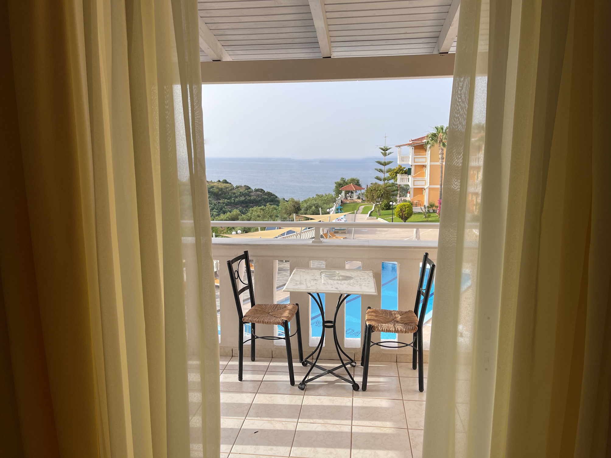 Standard twin/double room with sea view