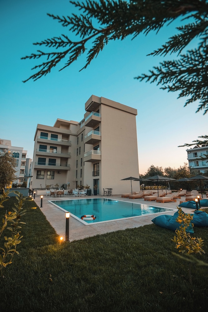 

Venezia - Himarë - The Blue Wave Hotel