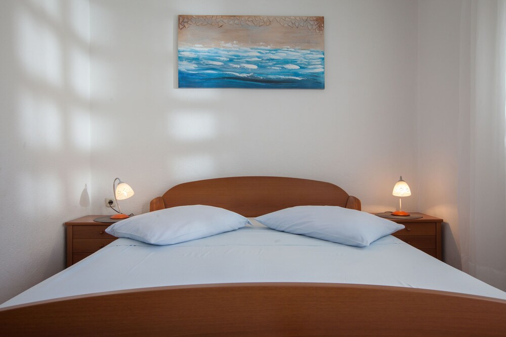 

Milano - Makarska - Apartments Dragan