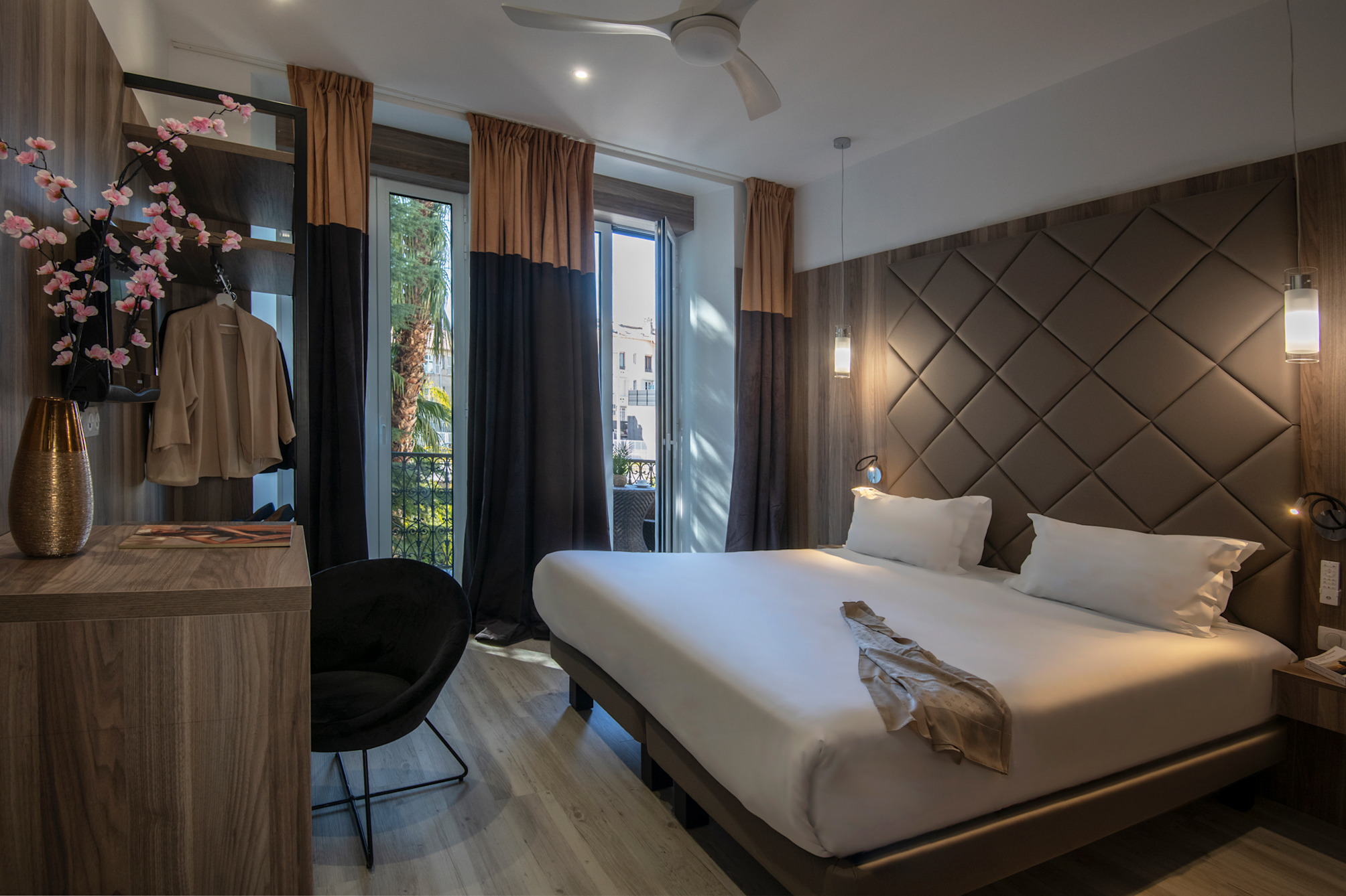 Zimmer mit Balkon