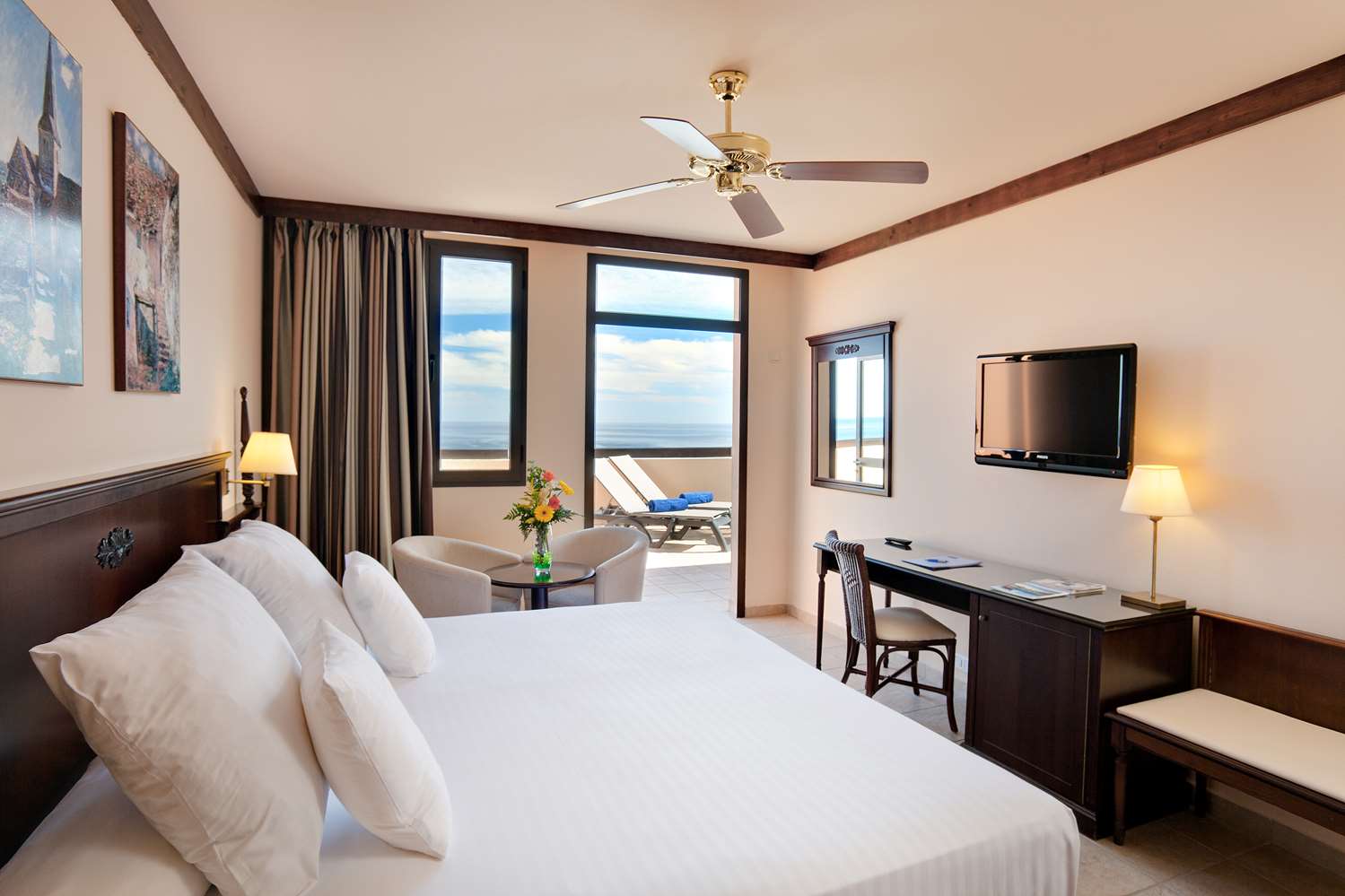Deluxe suite with sea view