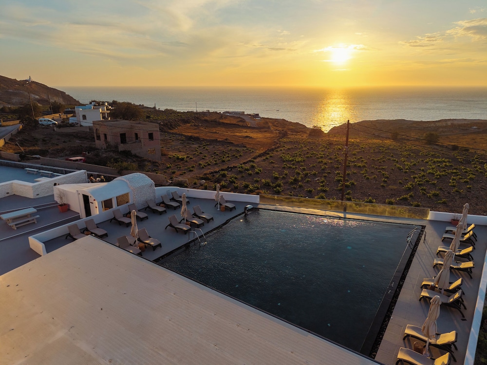 

Napoli - Fira - Serenità Luxury Suites