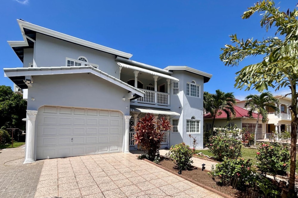 

Roma - Runaway Bay - 5-Bed Villa with pool in Runaway Bay Jamaica
