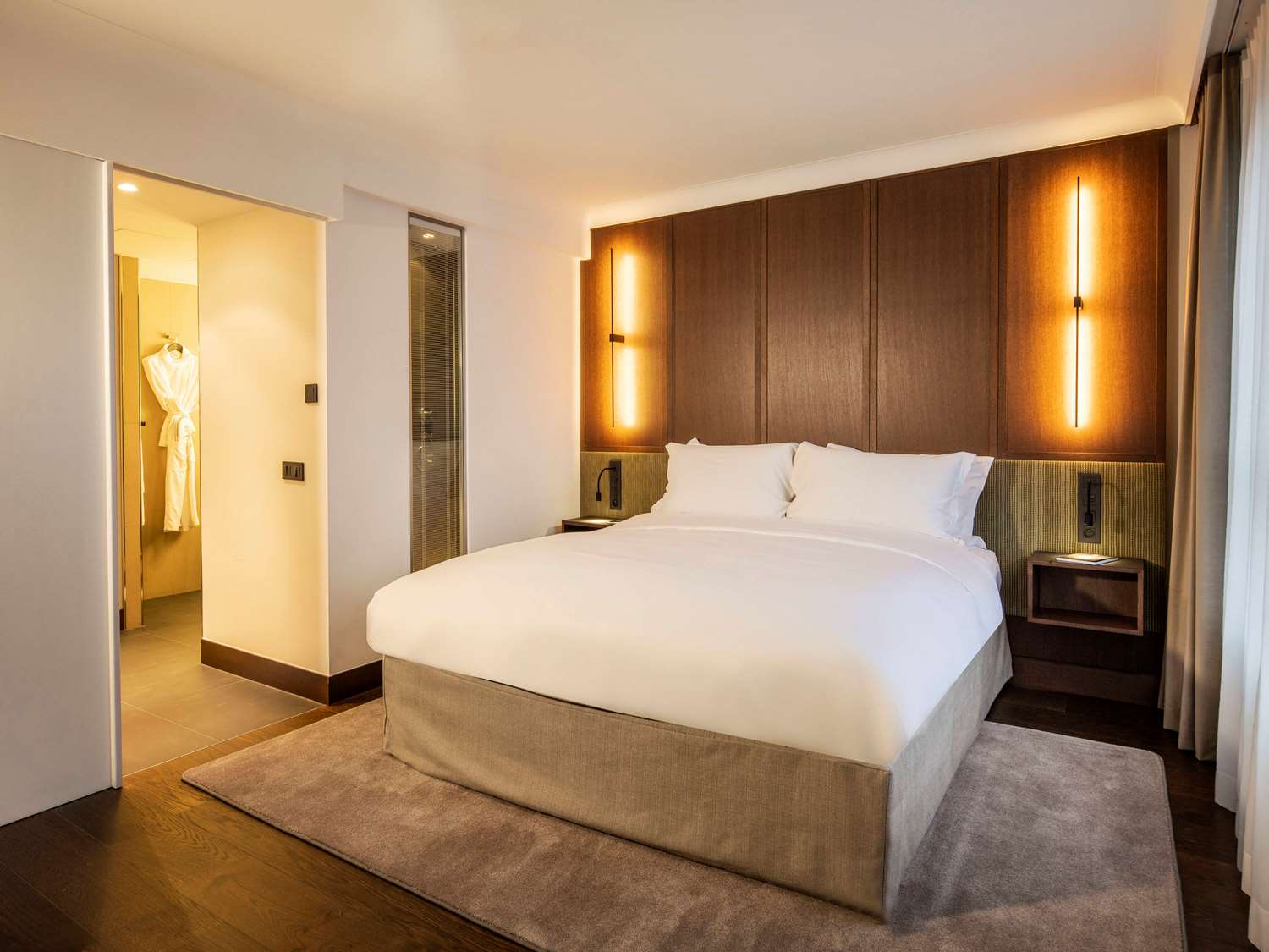 Homage Peyo Suite with king size bed - Garden view