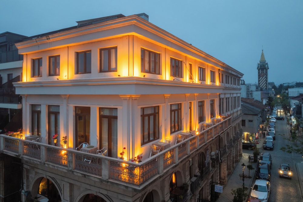 

Milano - Batumi - Acord Hotel & Balcony