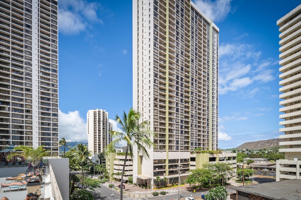 

Roma - Honolulu - Mountain Views & Steps to Beach - Free Parking!