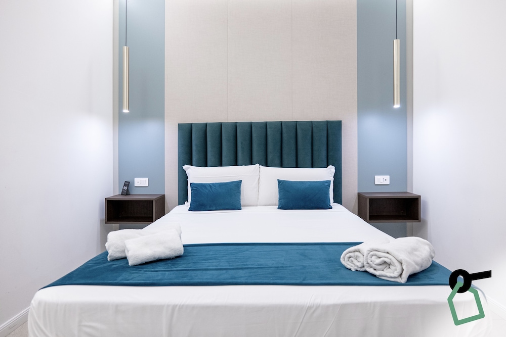 

Trieste - Costiera Amalfitana, Mare Italia - HOTIDAY Room Collection - Napoli Museo Suite