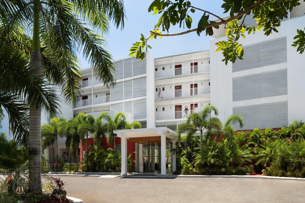 

Bologna - Montego Bay - Grand Decameron Cornwall Beach, A Trademark All-Inclusive Resort