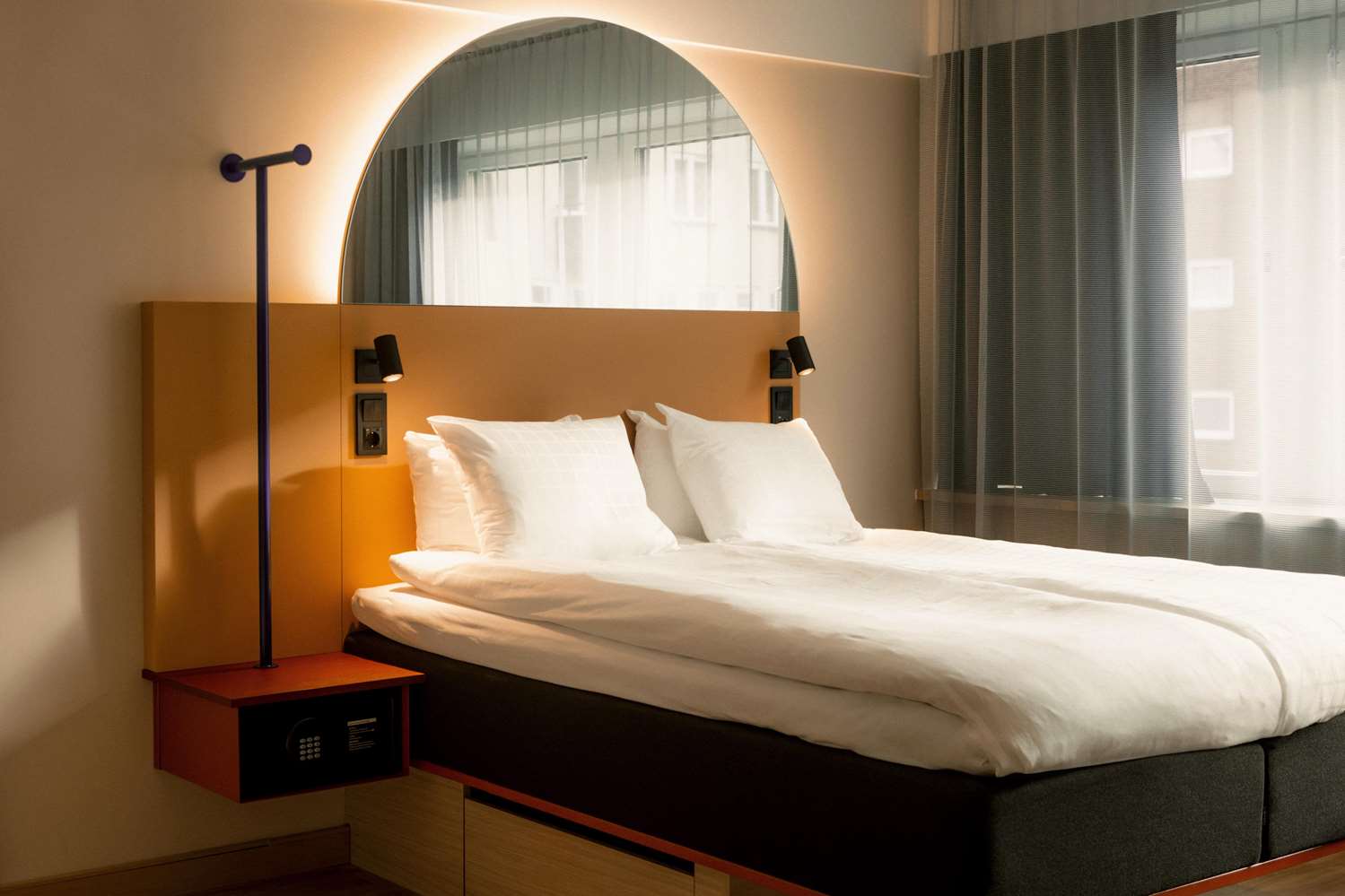 Queen room (for 2 persons) 1 queen bed