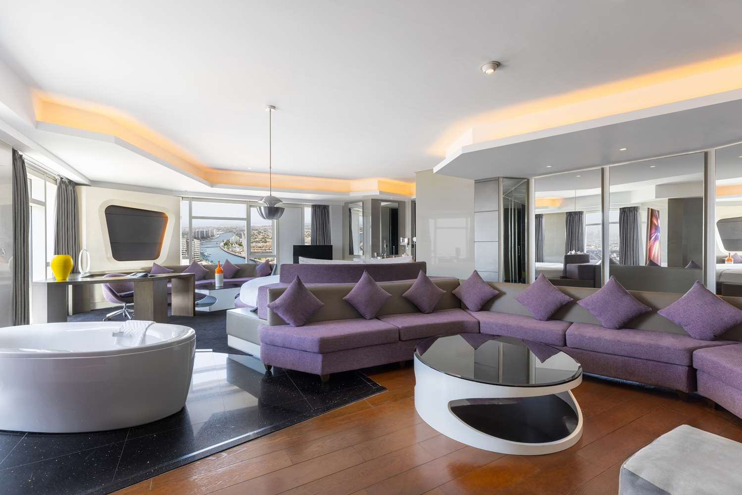 Round Bed V Suite