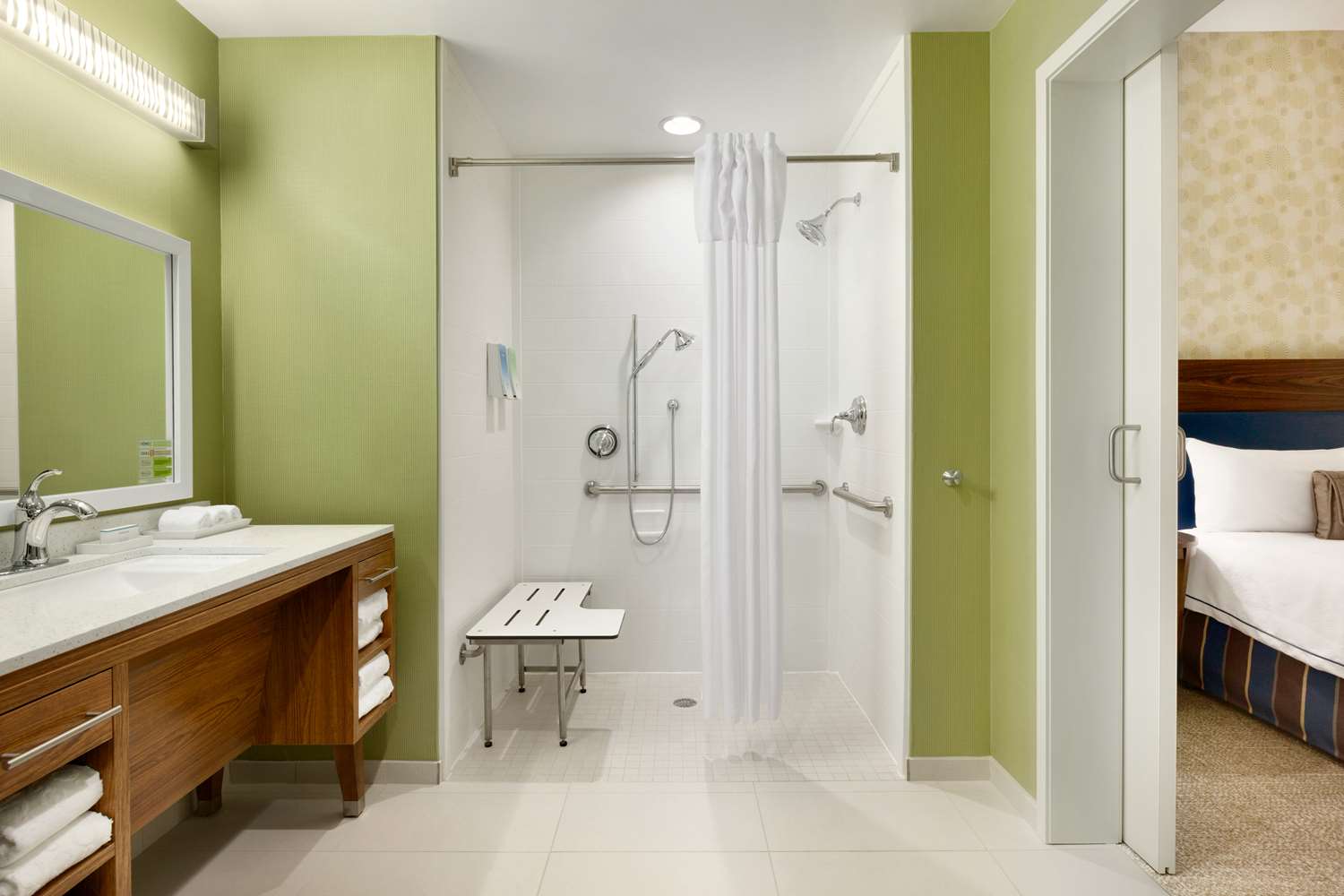 Suite, vue sur la piscine, accessible
