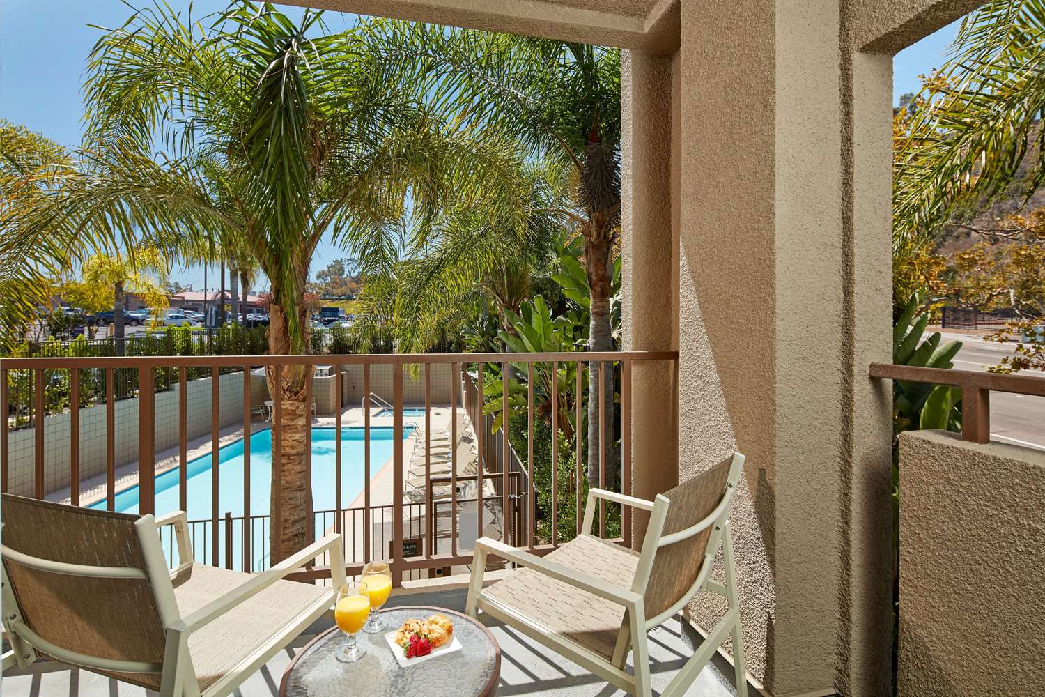 2 queen beds with balcony