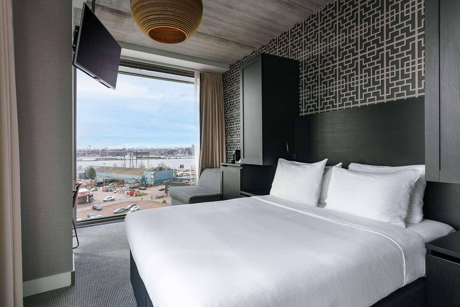 Superior queen room with water view