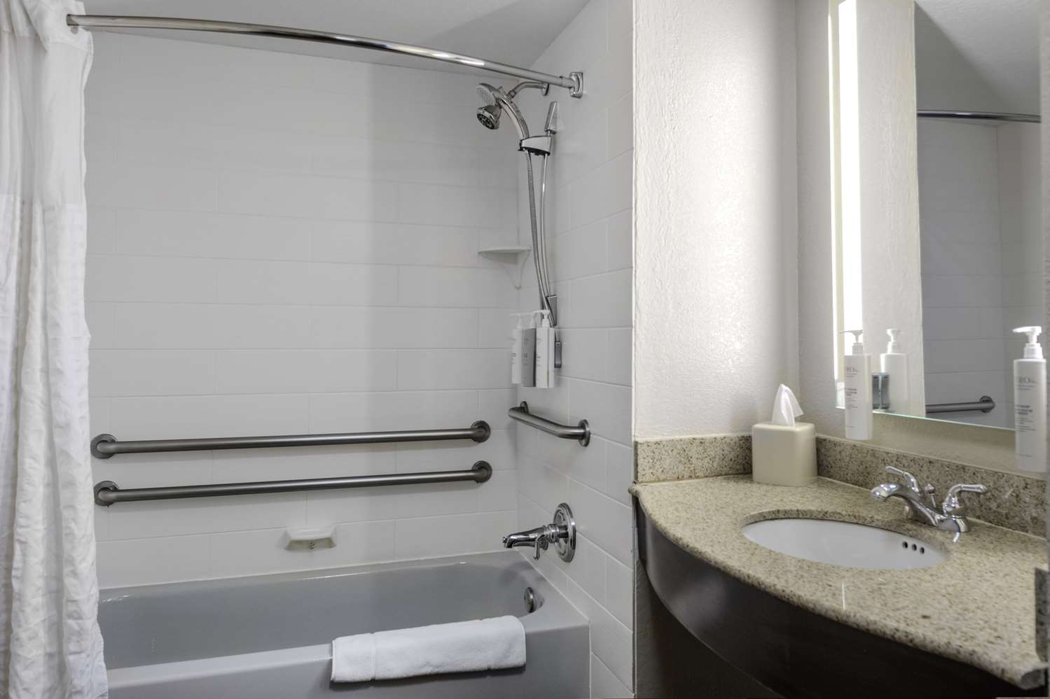 2 queen accessible w bathtub
