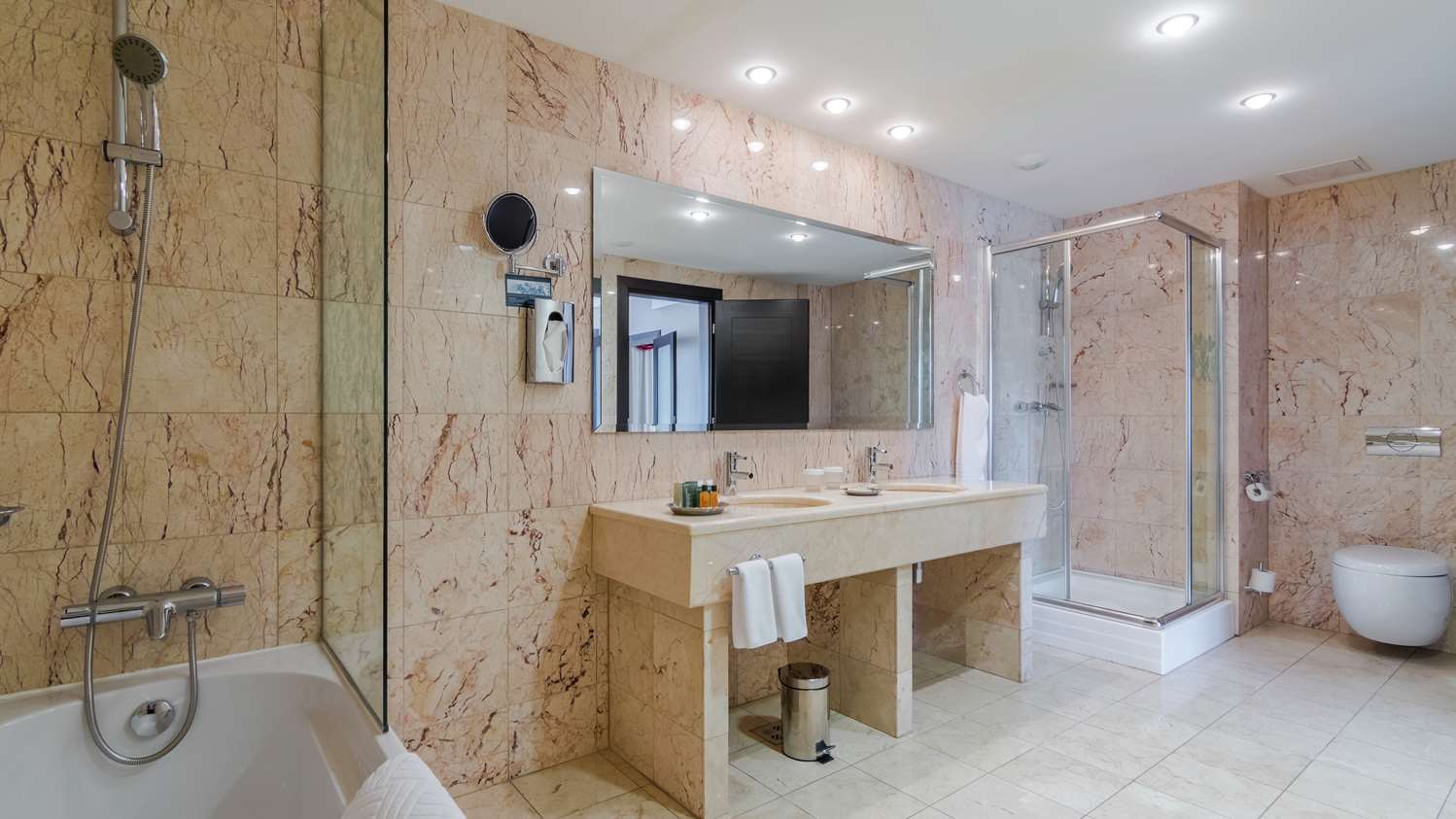 Executive suite con balcone e vista foresta