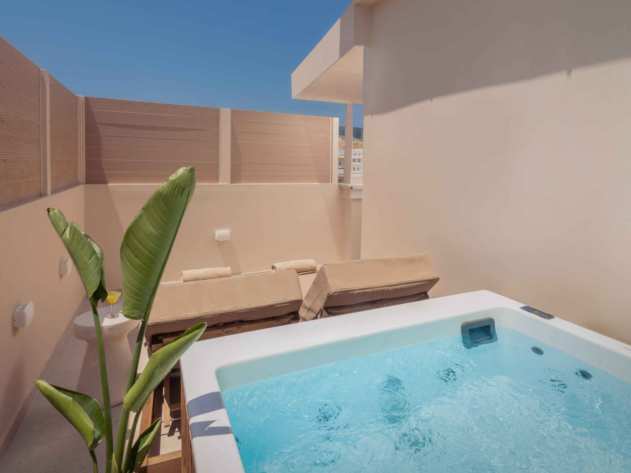 Junior suite with outdoor hot tub