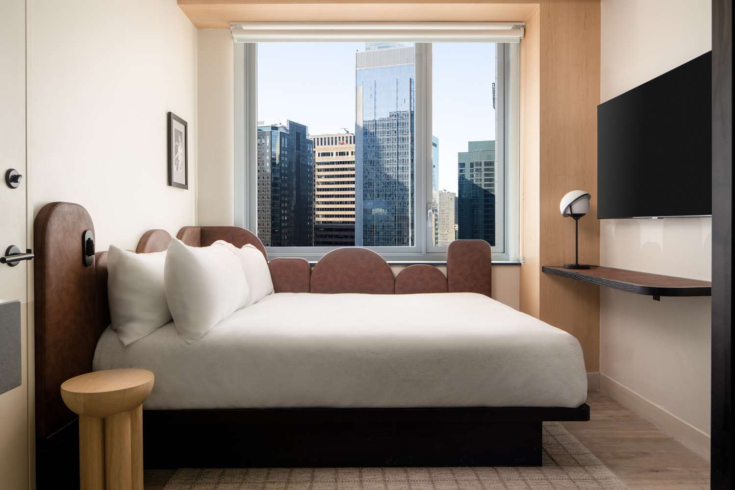Chambre double, vue sur la ville