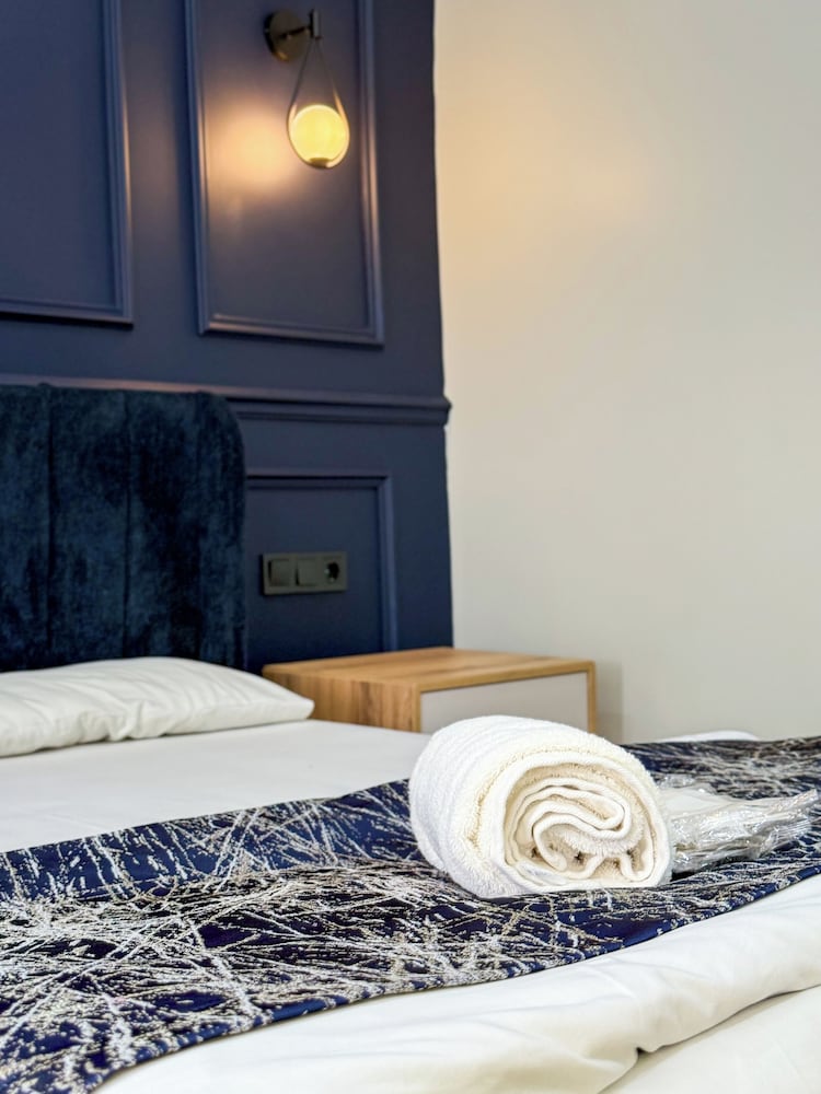 

Palermo - Istanbul - The Reina Hotel