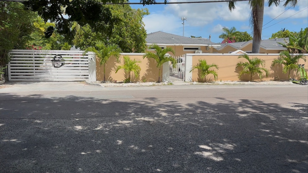 

Napoli - Nassau (Bahamas), Caraibi - Sandelwood Studios'