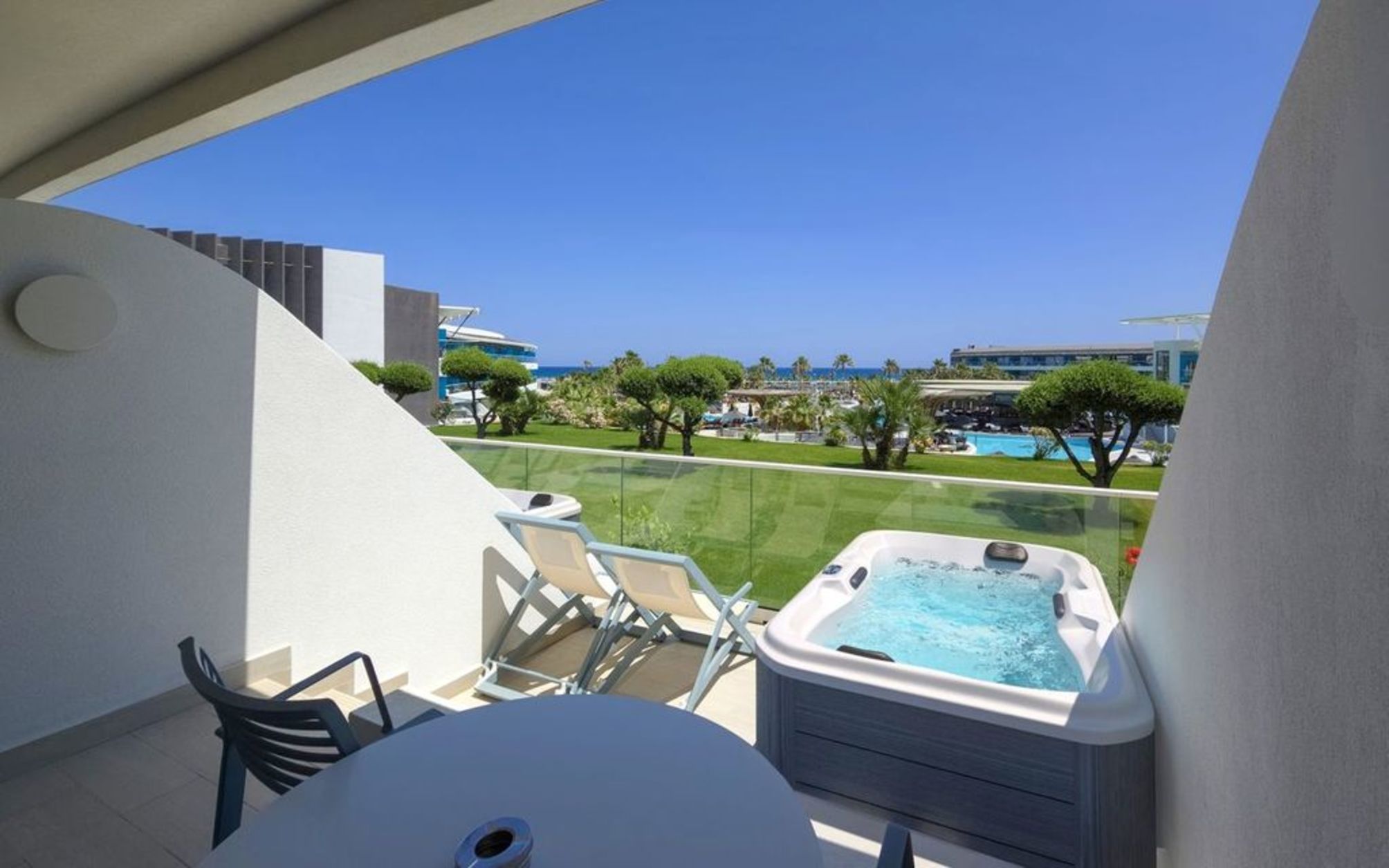  room superior exclusive jacuzzi pool or sea view