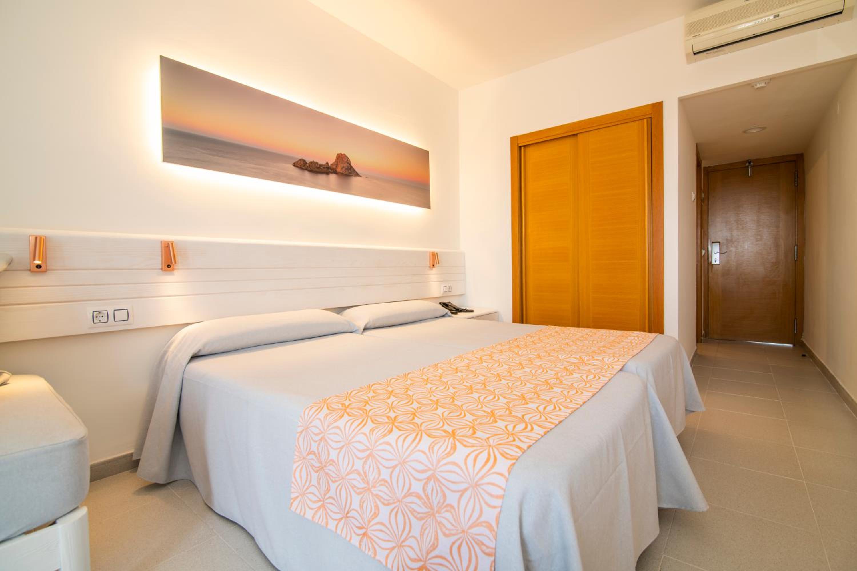 

Palermo - Santa Eulalia del Río - Hotel Caribe