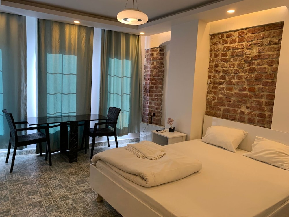 Brindisi - Istanbul - The Red Tent Suite 88