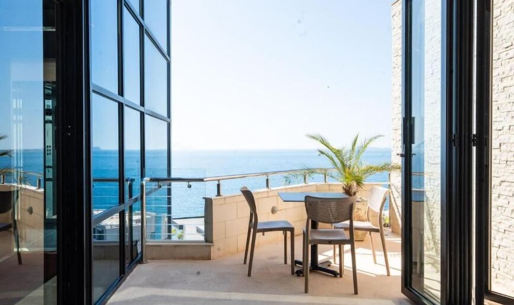 

Bari - Valona - Thea Hotel