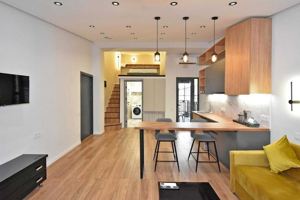 

Milano - Yerevan - Aygestan plaza