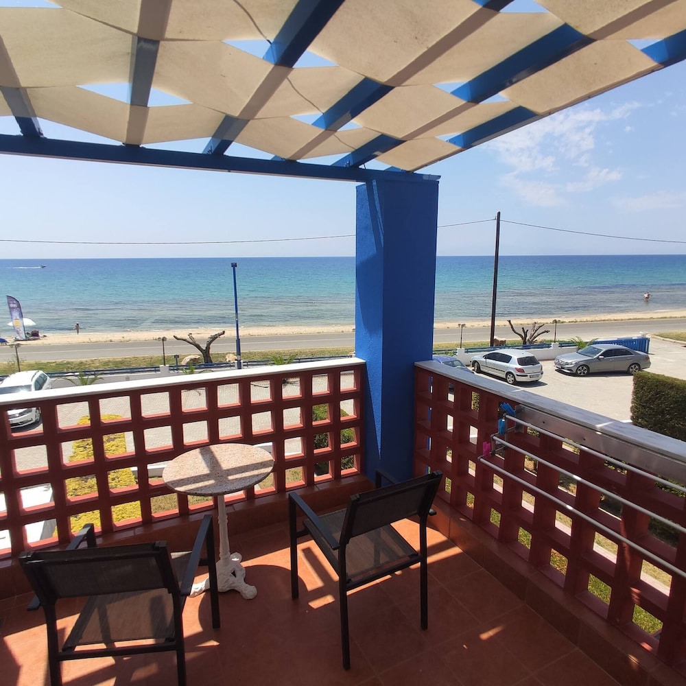 

Milano - Nea Kalikratia - Calm and peaceful First Line House in front of the sea