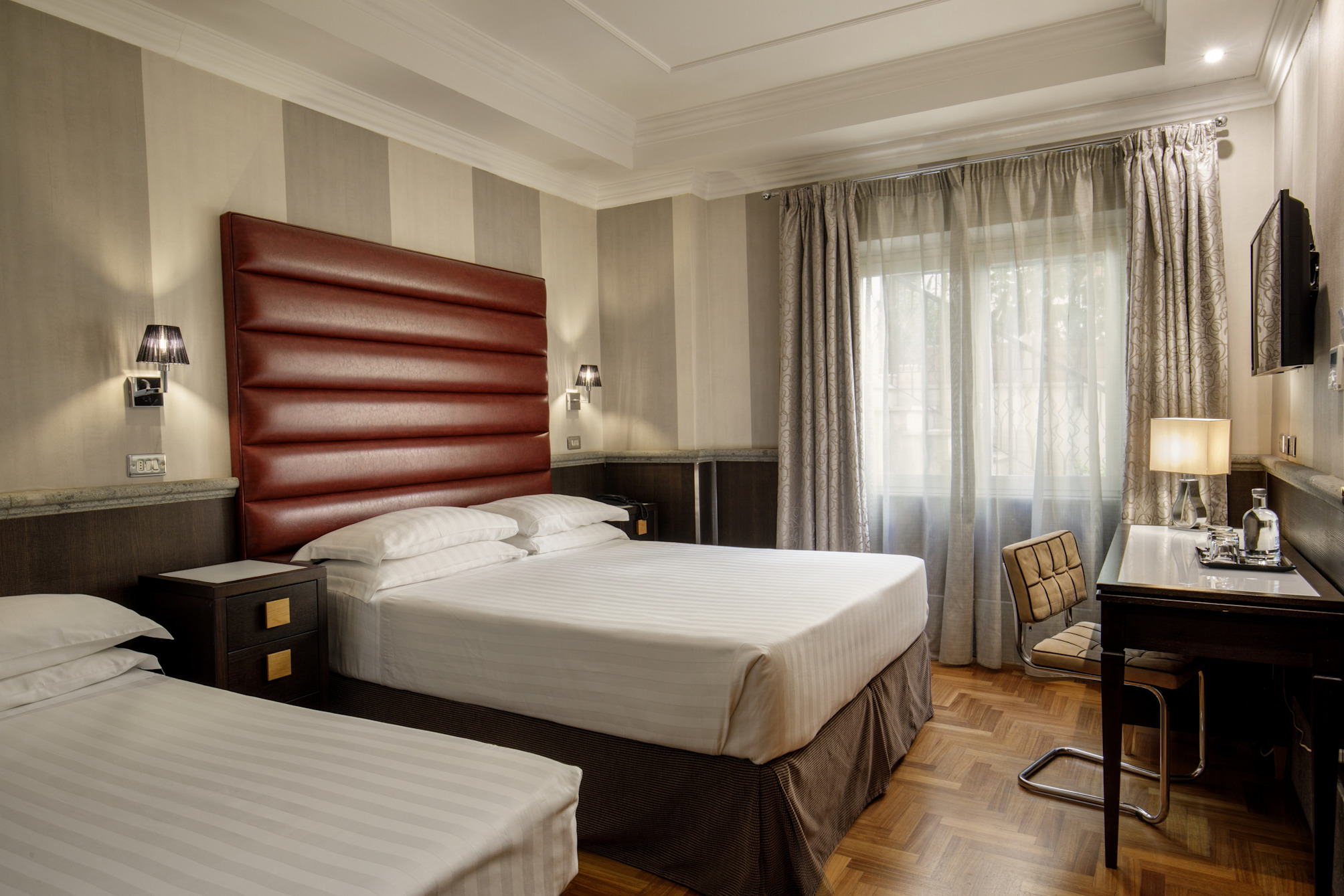 Contemporary triple room