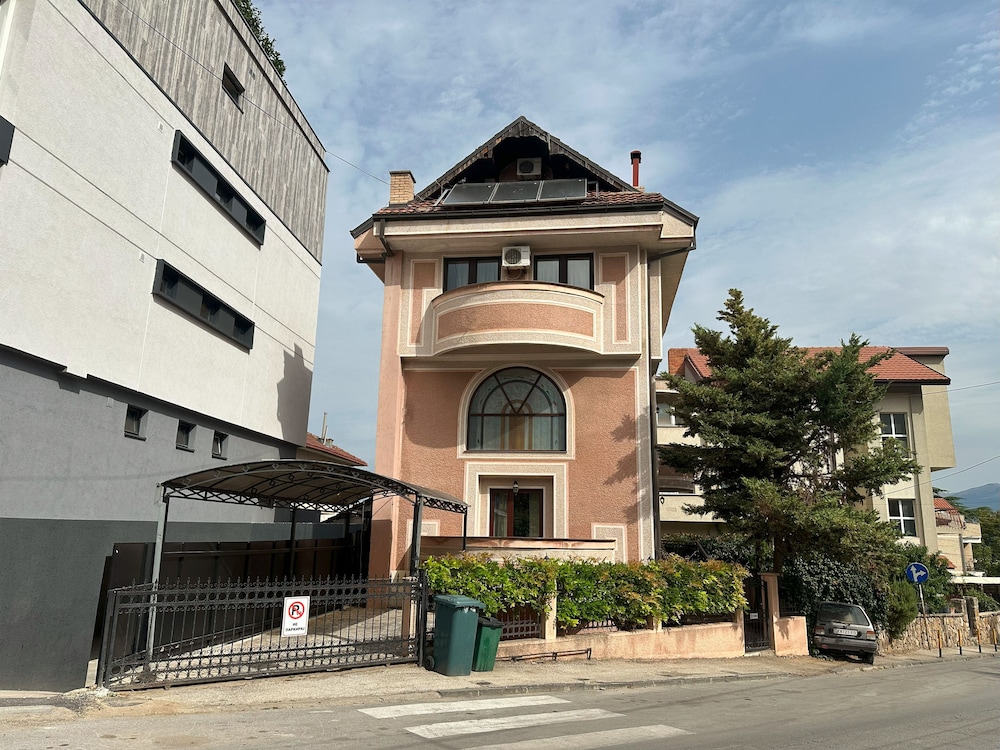 

Milano - Skopje - Hillside Garden