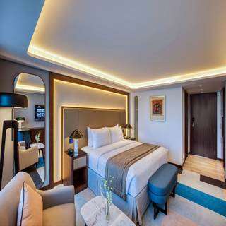 

Bari - Dubai - Queen Elizabeth 2 Hotel