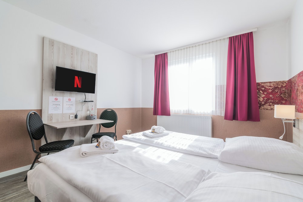 Hotel Café Galerie I Hannover-Garbsen I Free Parking