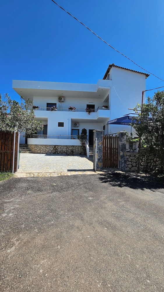 

Milano - Ksamil - Vila Malo