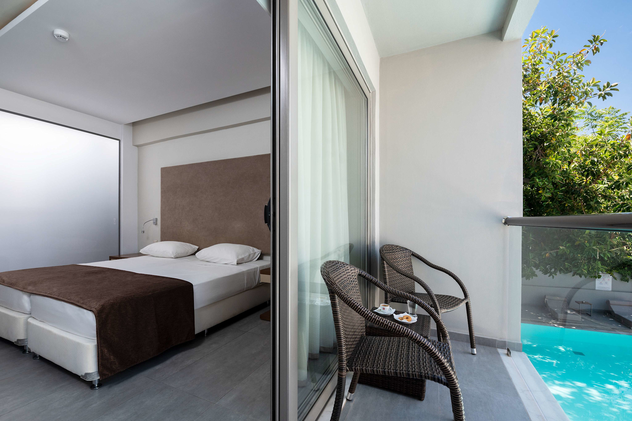Superior doppelzimmer mit poolblick