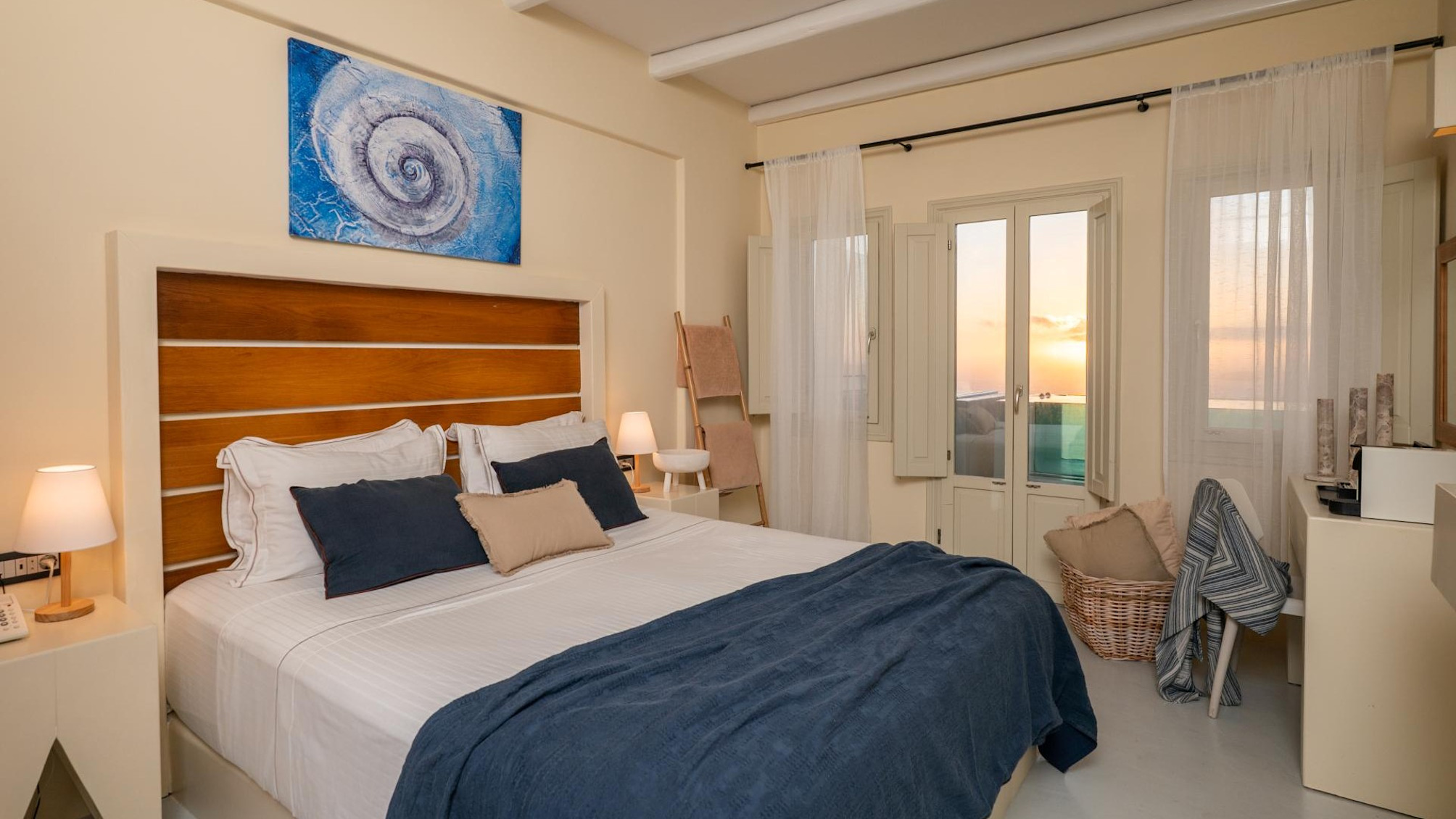 Sunset crystal suite with hot tub and caldera view
