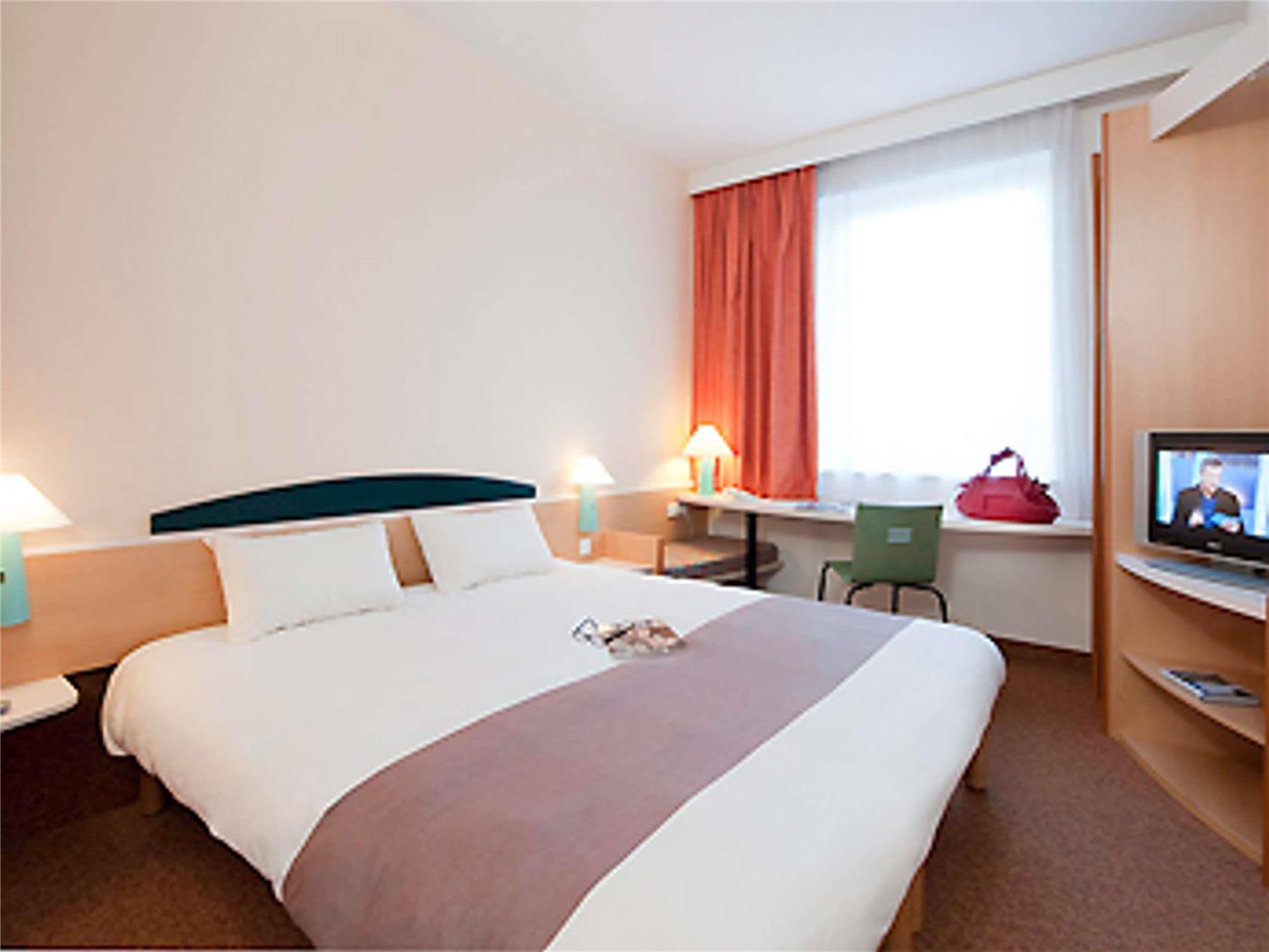 Room with a double bed equipped with the new be dding