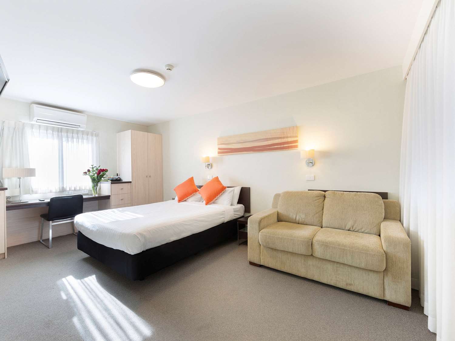 Standard queen room - 1 queen bed
