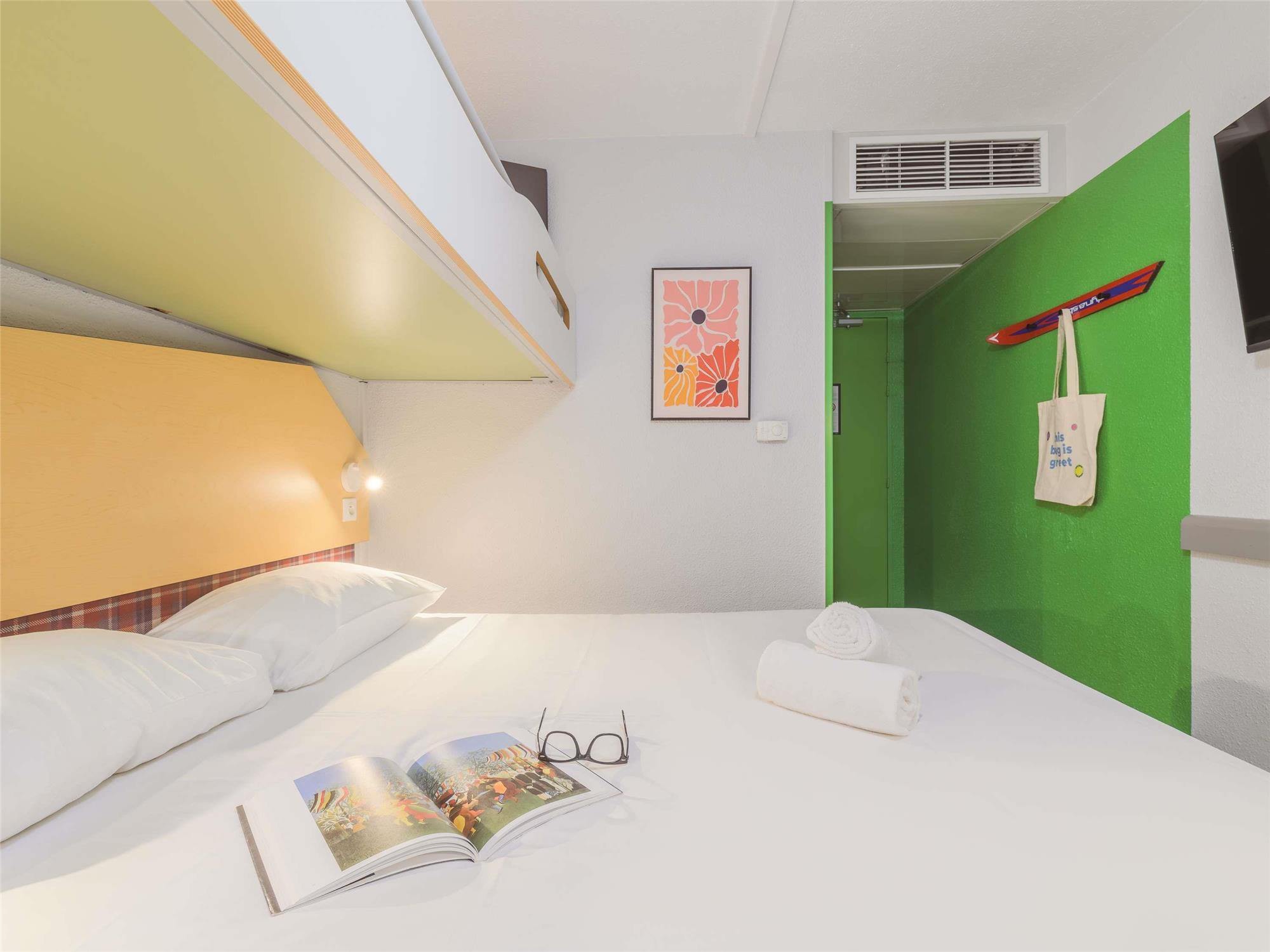 Triple room pure with 1 double bed and 1 single bed