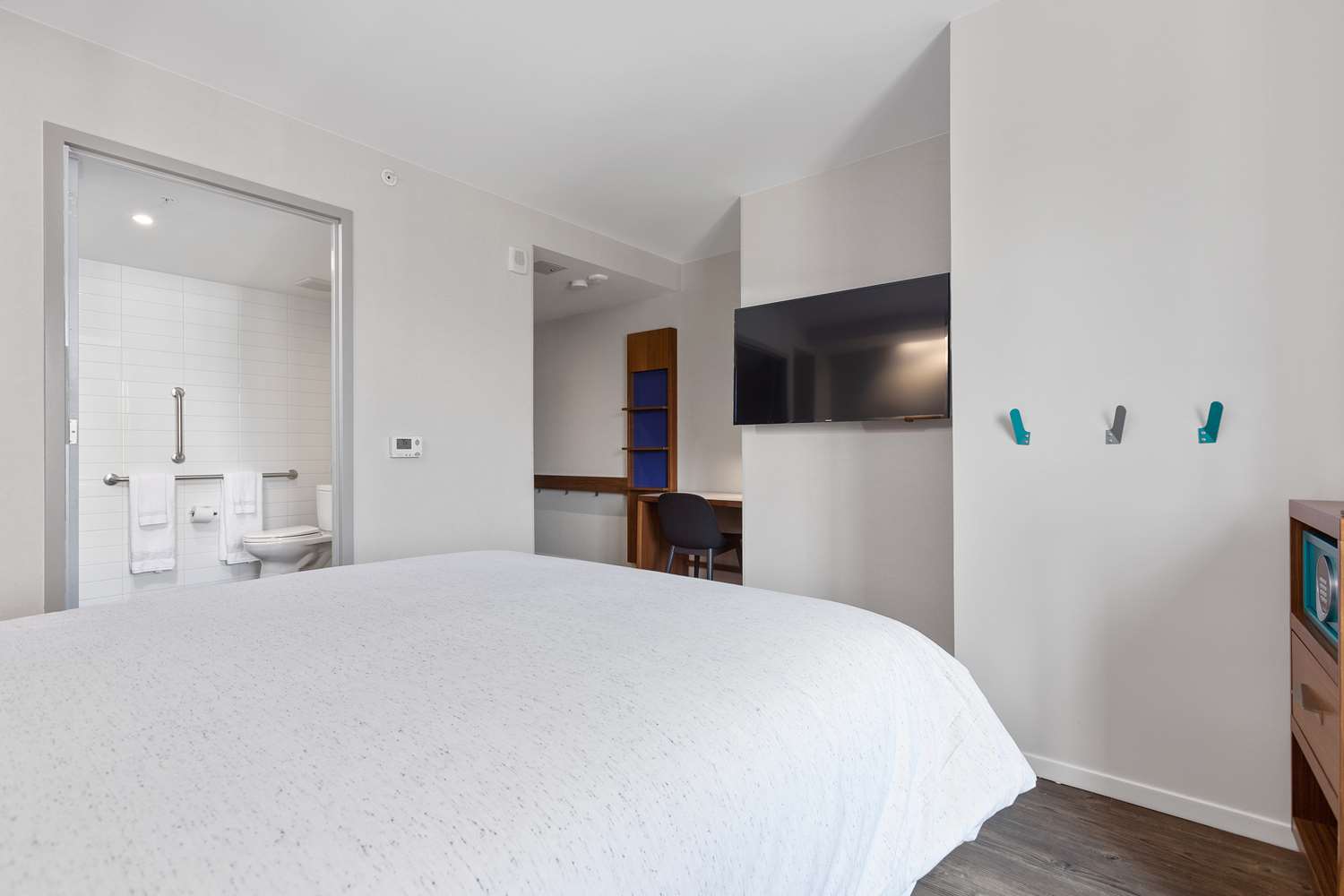 1 queen bed accessible