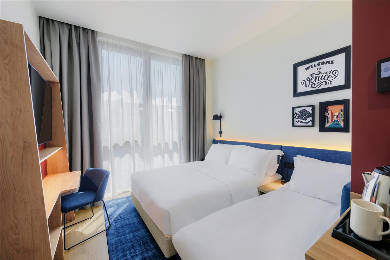 Queen room