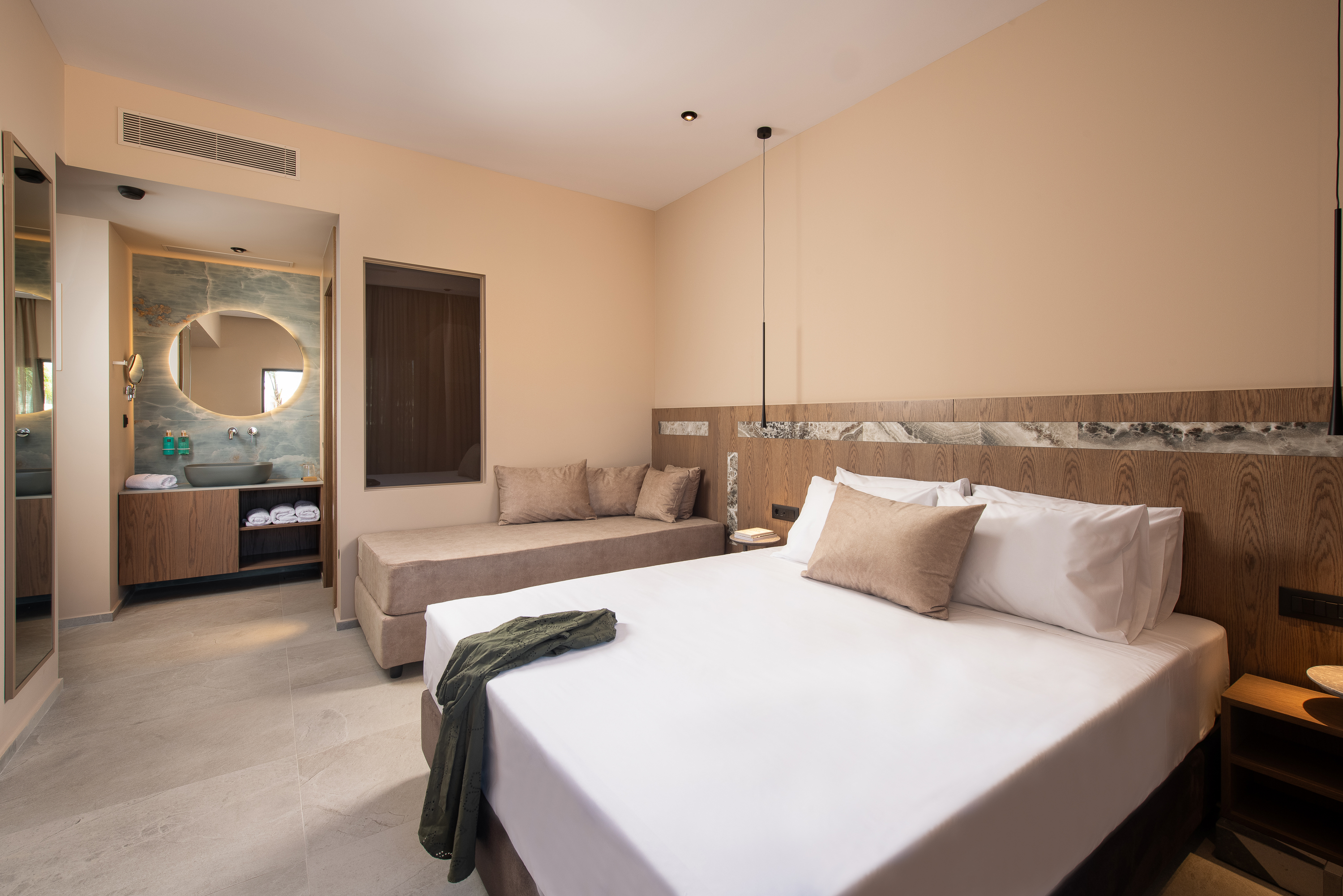 Deluxe triple room with pool view