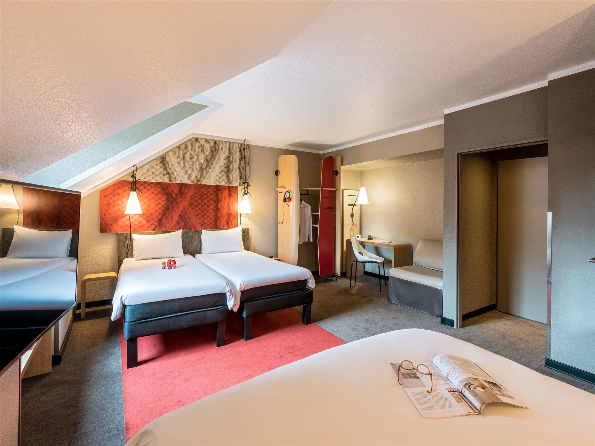 Room with 1 double bed measuring 63 x 79 in and 1 single bed, the new sleep-easy concept