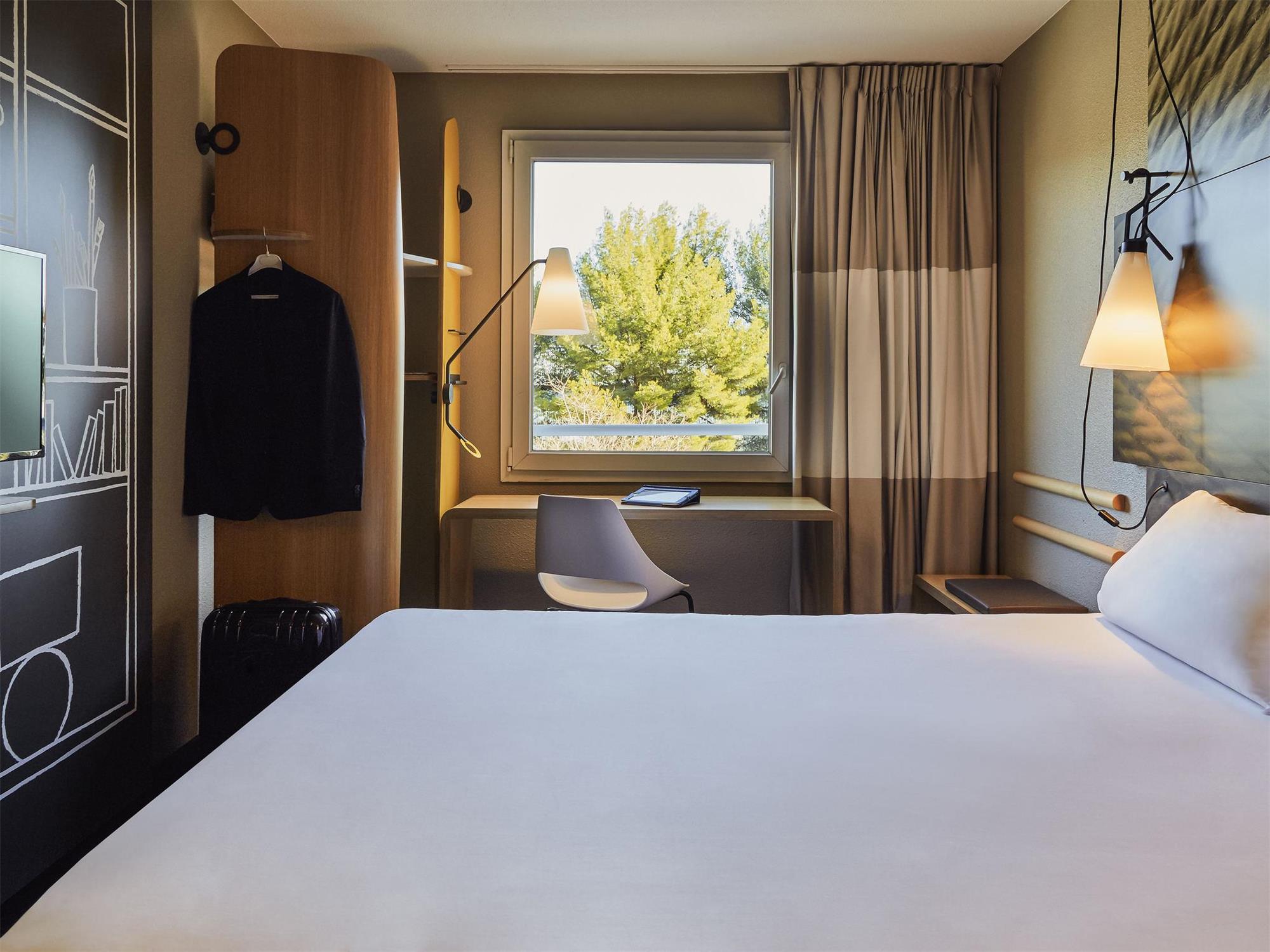 Chambre double avec vue sur la piscine