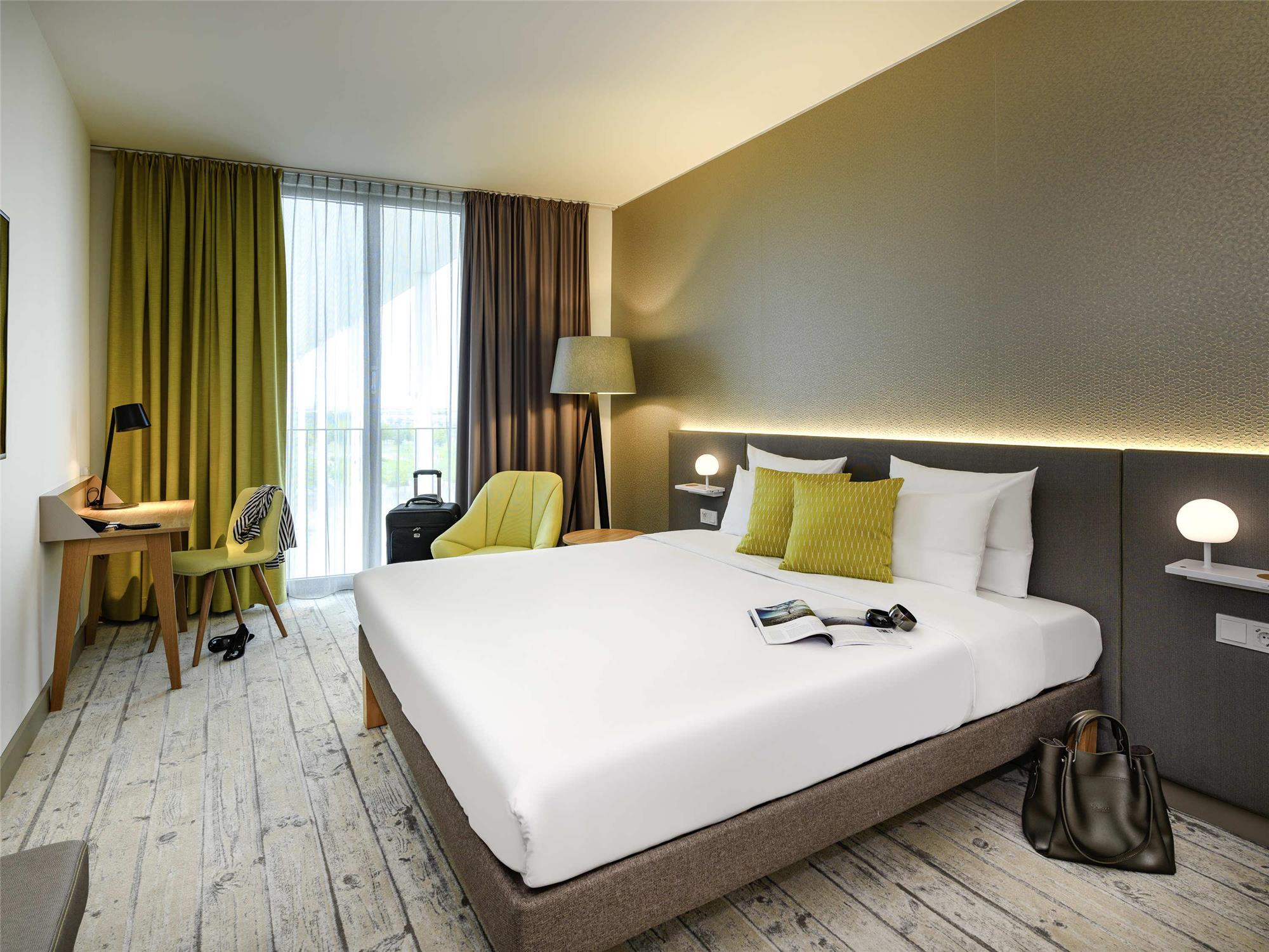 Standard queen room 