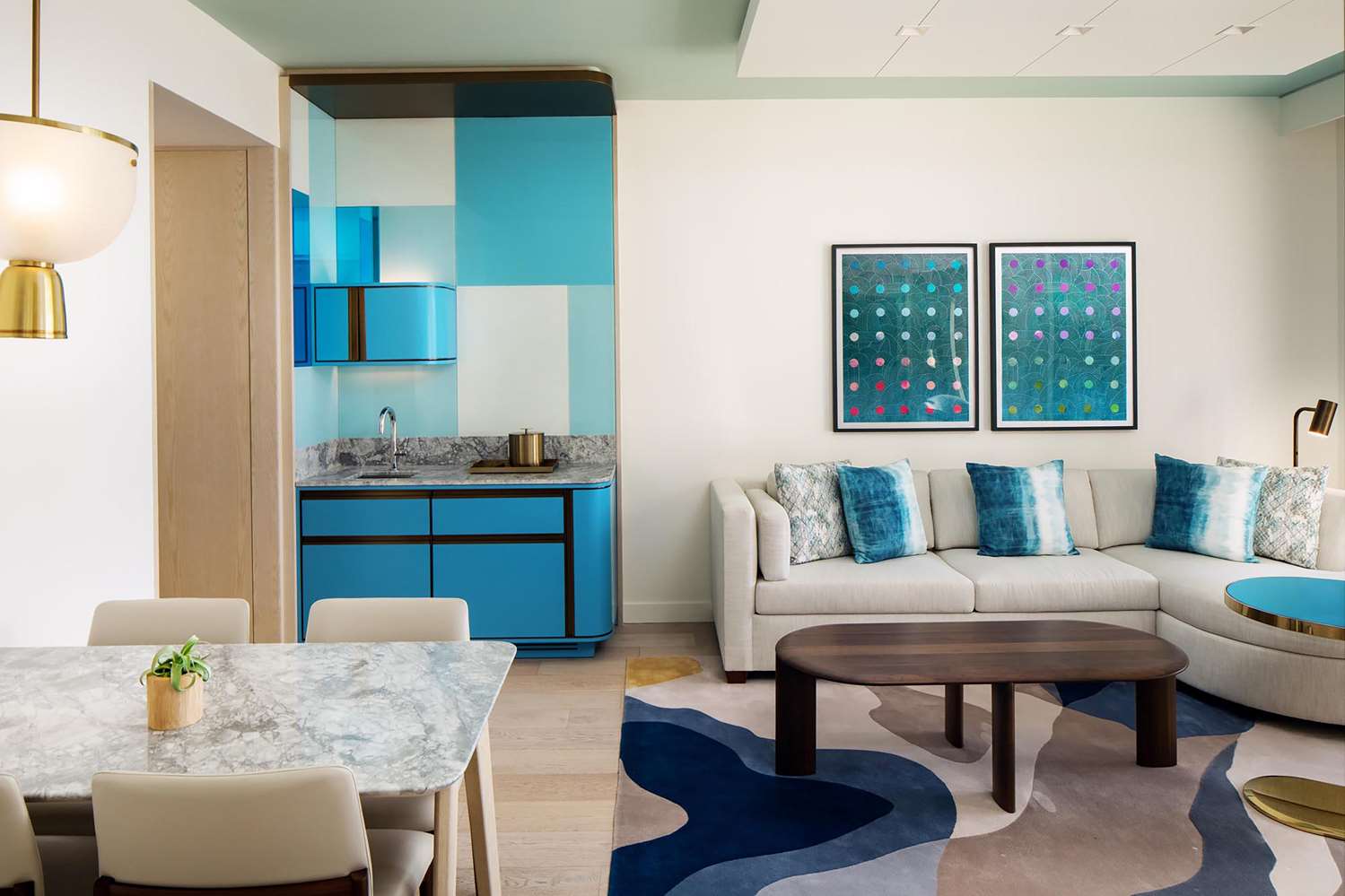 1 dormitorio suite con vista piscina