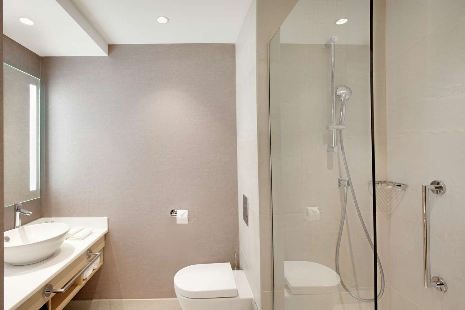 Queen guest room