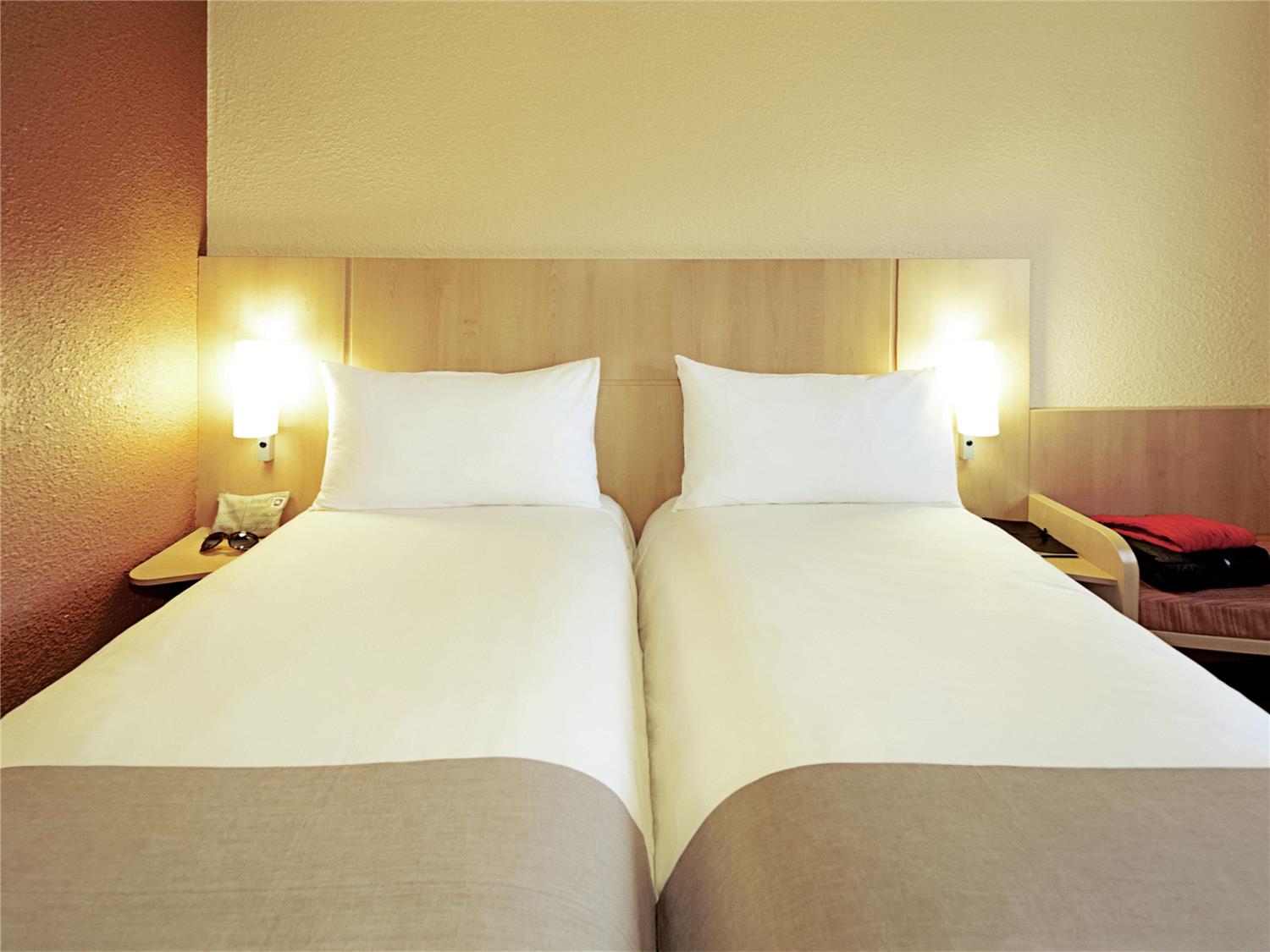 Room with twin beds, new sleep-easy concept