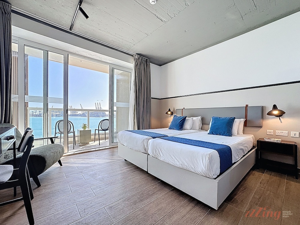 South 32 Hotel by Zzzing