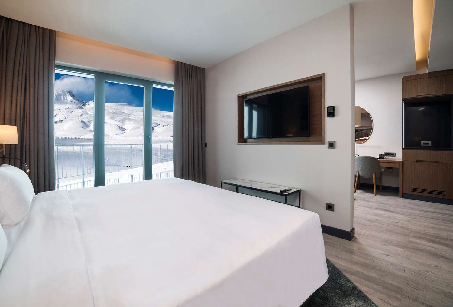 Suite con balcón y vista montaña